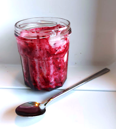 Bessenjam en yoghurt